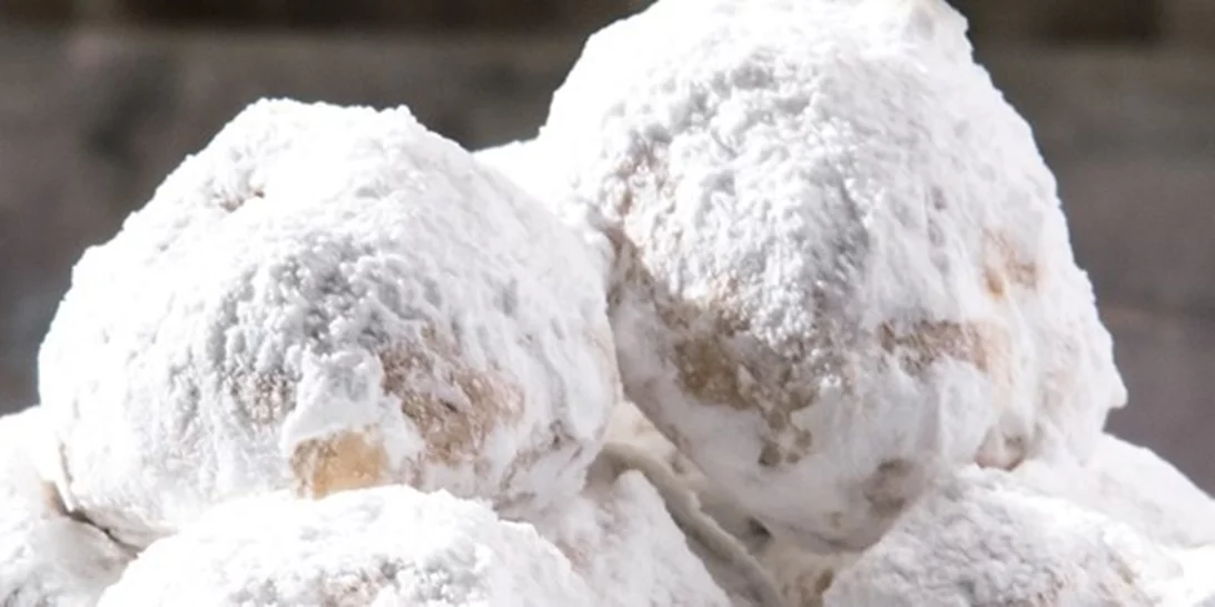 Κουραμπιεδάκια γεμιστά με χουρμάδες