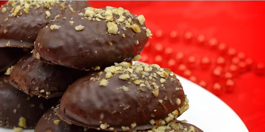 Σοκολατένια μελομακάρονα με αμύγδαλο