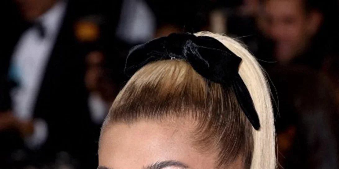 H Hailey Bieber αποκαλύπτει στο Instagram το χρόνιο δερματικό της θέμα