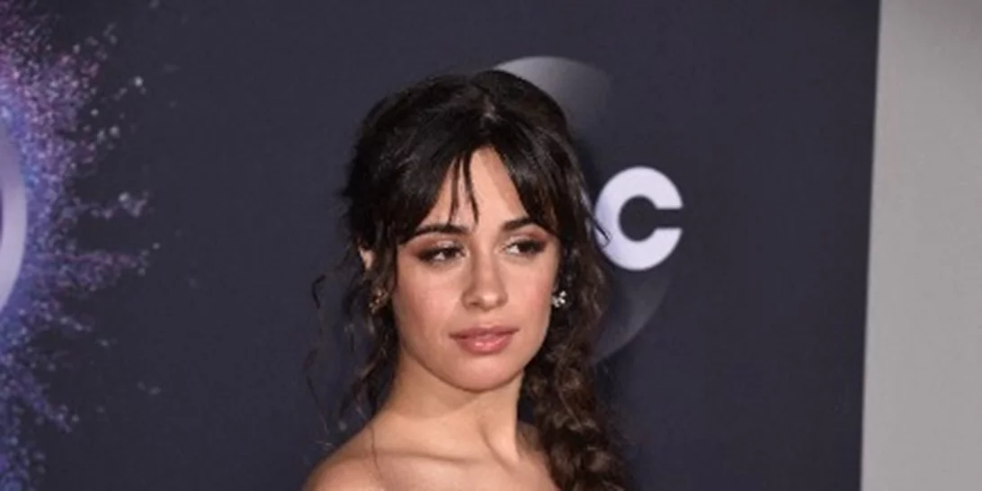 Η Camila Cabello φόρεσε το πιο cool αξεσουάρ μαλλιών της σεζόν με τον πιο ευρηματικό τρόπο