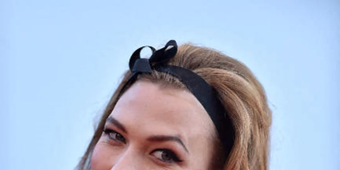 H Karlie Kloss αφήνεται στα χέρια του διάσημου makeup artist Hung Vanngo