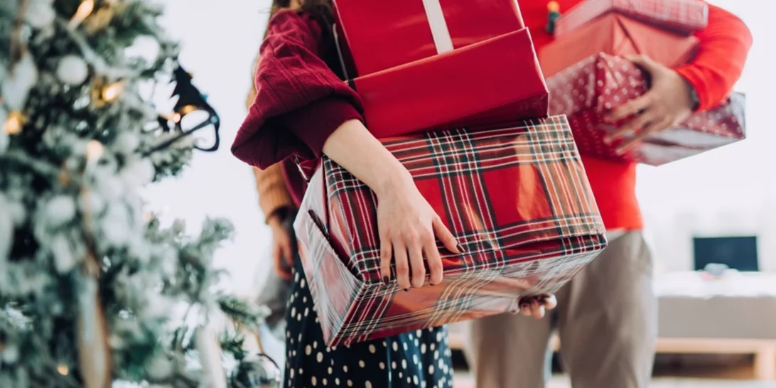 Gifts on a budget: 10 fashion δώρα για τα Χριστούγεννα που κοστίζουν μέχρι 30 €