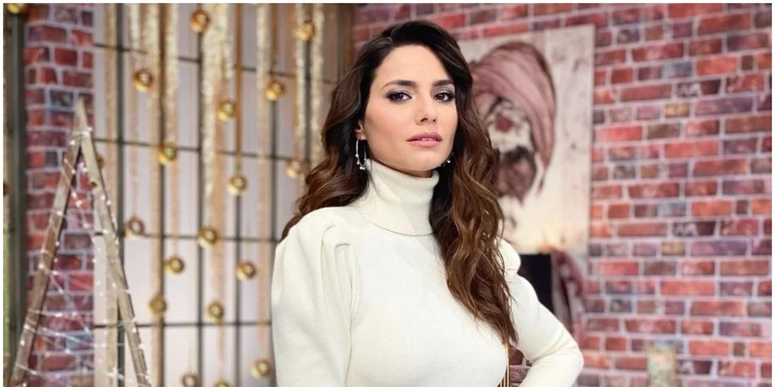 Το φόρεμα της Ηλιάνας Παπαγεωργίου κάνει κάθε εμφάνιση κομψή και θηλυκή | Φοριέται από το πρωί μέχρι το βράδυ