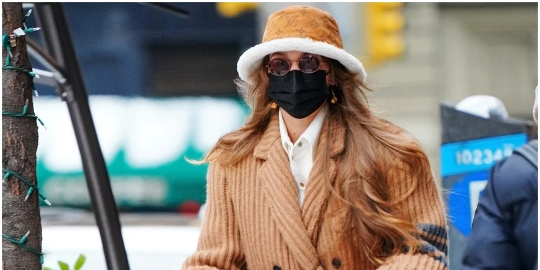 Gigi Hadid | Η εμφάνιση της με το must-have αξεσουάρ του χειμώνα