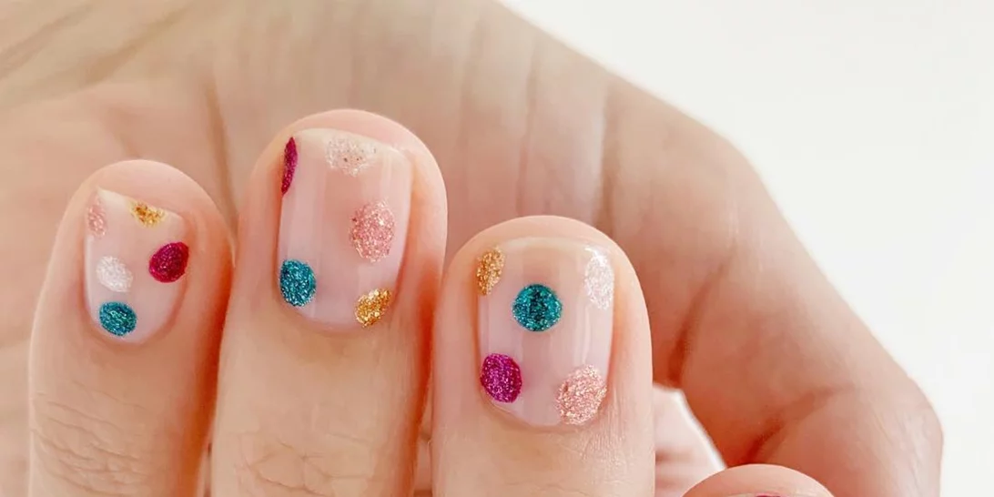 Πρόλαβες να κλείσεις ραντεβού για νύχια; 15 χριστουγεννιάτικα μανικιούρ που πρέπει να ζητήσεις