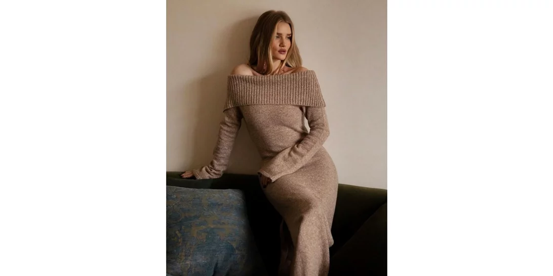 To πλεκτό φόρεμα της Rosie Huntington-Whiteley είναι το must have του χειμώνα