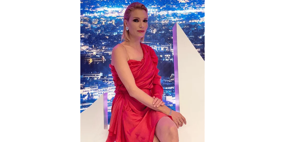 Η Βίκυ Καγιά εντυπωσίασε ξανά με ένα κόκκινο φόρεμα