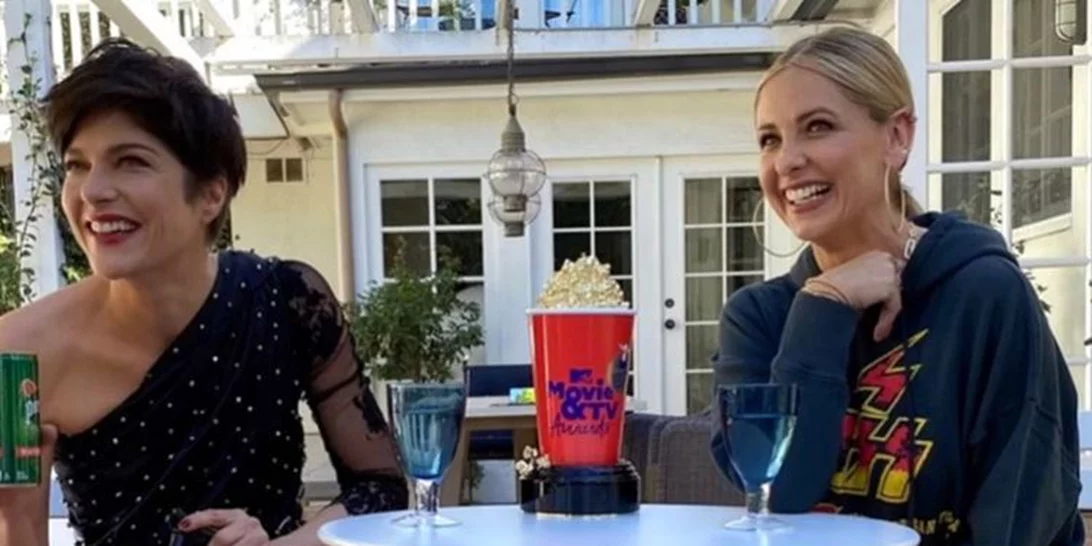 Selma Blair-Sarah Michelle Gellar | Μία διαφορετική αναπαράσταση του διάσημου φιλιού τους από το Cruel Intentions