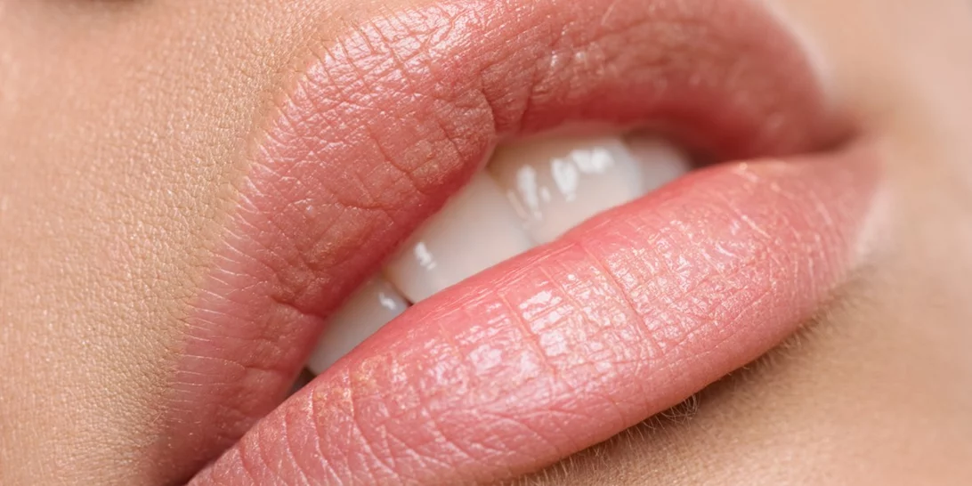 Απολέπιση χειλιών | Γιατί πρέπει να τη βάλεις στη ζωή σου αν θες απαλά, ενυδατωμένα χείλη