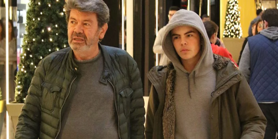 O Γιάννης Λάτσιος στόλισε χριστουγεννιάτικο δέντρο με τον 18χρονο γιο του, Άγγελο