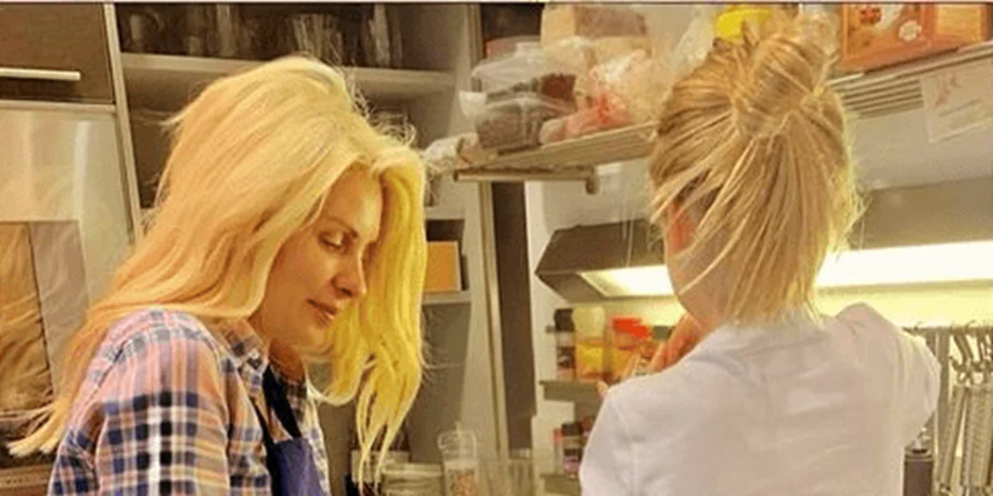 Στην κουζίνα με τη μικρή Μαρίνα | Η Ελένη Μενεγάκη φτιάχνει χριστουγεννιάτικα κουλούρια με την κόρη της