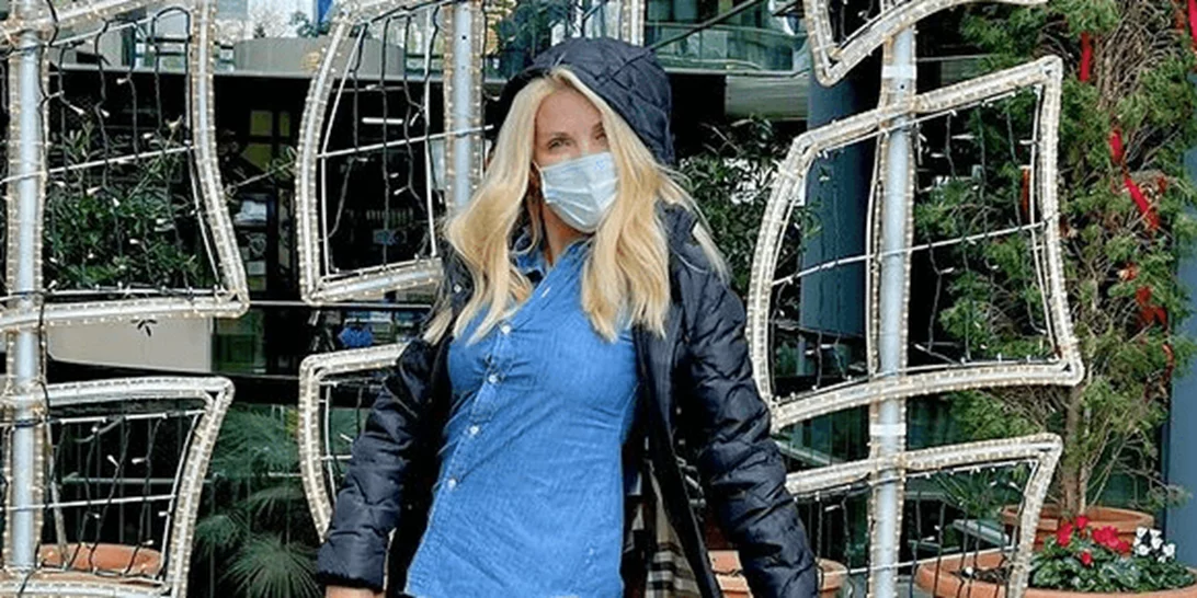 «Τραγουδώντας στη βροχή» | Η βόλτα της Ελένης Μενεγάκη με casual outfit