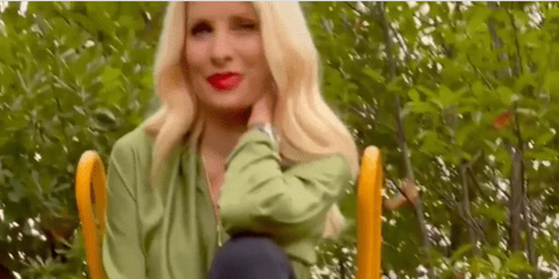 Στην τσουλήθρα του κήπου της | Η Ελένη Μενεγάκη στέλνει το δικό της μήνυμα στους θαυμαστές της