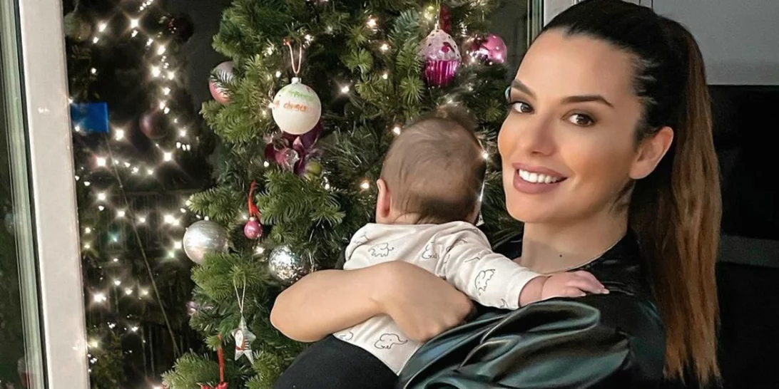 Νικολέττα Ράλλη | Κάνει βόλτες με την 6 μηνών κόρη της στη χριστουγεννιάτικη Αθήνα