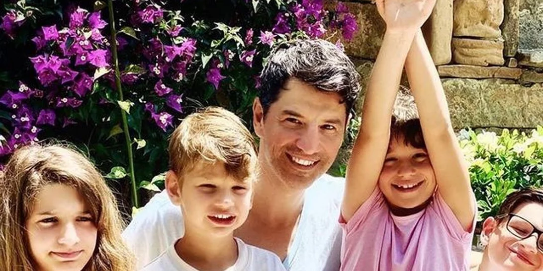 Σάκης Ρουβάς | Η τρυφερή φωτογραφία με τα τέσσερα παιδιά του