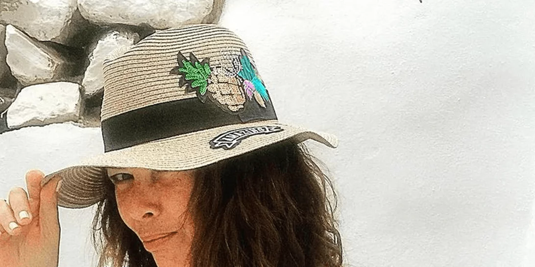 Σοφία Αλιμπέρτη | Με total white outfit σε σπάνια φωτογραφία από τη βόλτα της στην Πάρο