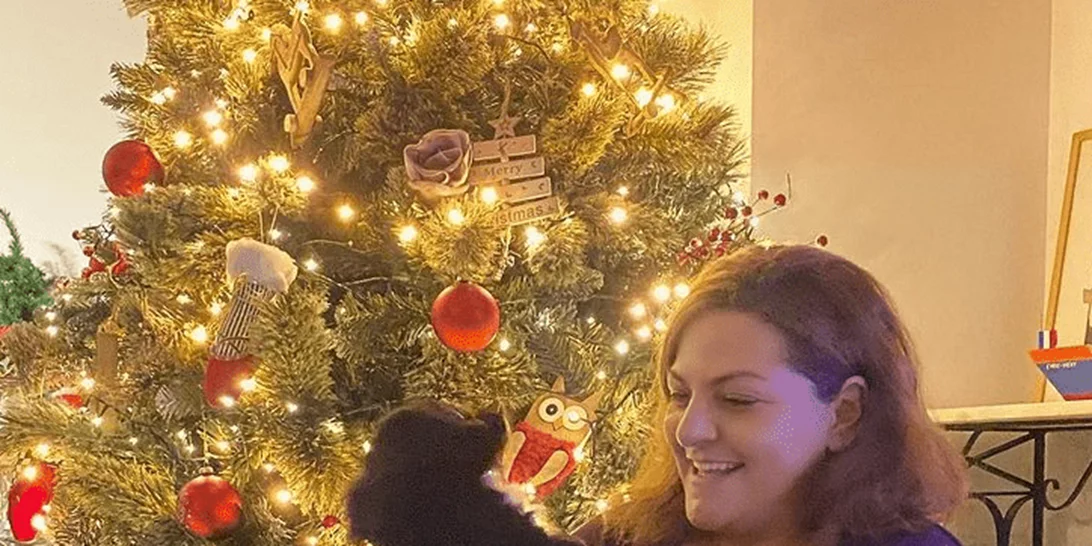 Βίκυ Σταυροπούλου |  «Ανοίγει» το σπίτι της και ποζάρει στο στολισμένο σαλόνι