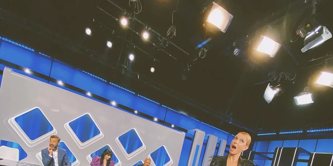 Eκκεντρικό αλλά υπέρκομψο | Η Βίκυ Καγιά φόρεσε το ιδανικό σακάκι για τις γιορτές