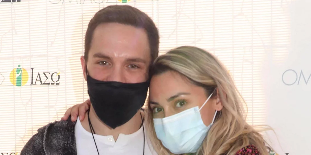 Βασιλική Μιλλούση | Με αέρινο floral φόρεμα στην έξοδο από το μαιευτήριο με τον Λευτέρη Πετρούνια και τη νεογέννητη κόρη τους