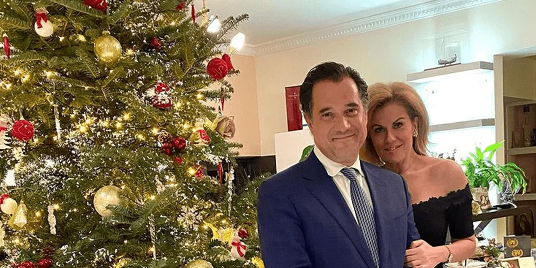 Ευγενία Μανωλίδου - Άδωνις Γεωργιάδης | «Ανοίγουν» το σπίτι τους και ποζάρουν μπροστά από το χριστουγεννιάτικο δέντρο