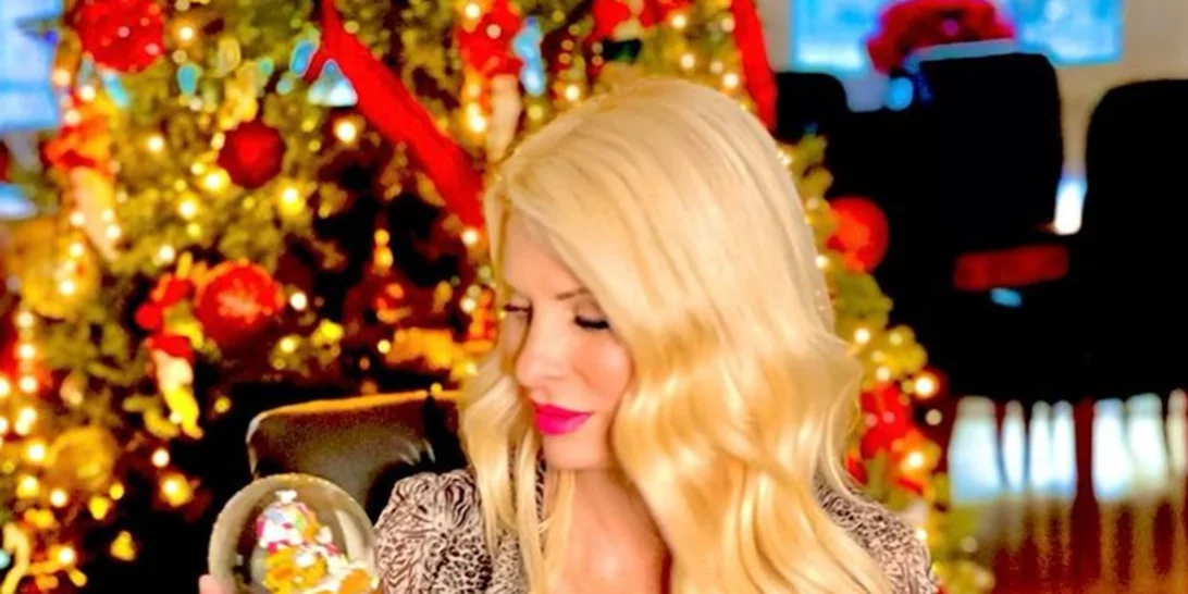 «Σε λίγες ώρες ο χρόνος αλλάζει» | Οι σκέψεις της Ελένης Μενεγάκη και η φωτογραφία με mini φόρεμα στο σαλόνι του σπιτιού της