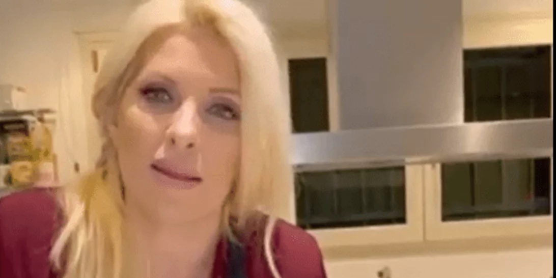 «Μην ξεχάσετε το κόκκινο κραγιόν σας» | Οι χριστουγεννιάτικες ευχές της Ελένης Μενεγάκη και το μυστικό ομορφιάς που της φτιάχνει τη διάθεση