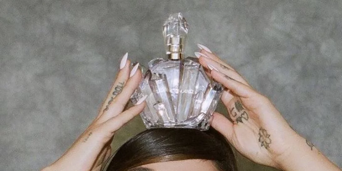 Η Ariana Grande έκανε το it μανικιούρ της χρονιάς για να δείξει το δαχτυλίδι του αρραβώνα της