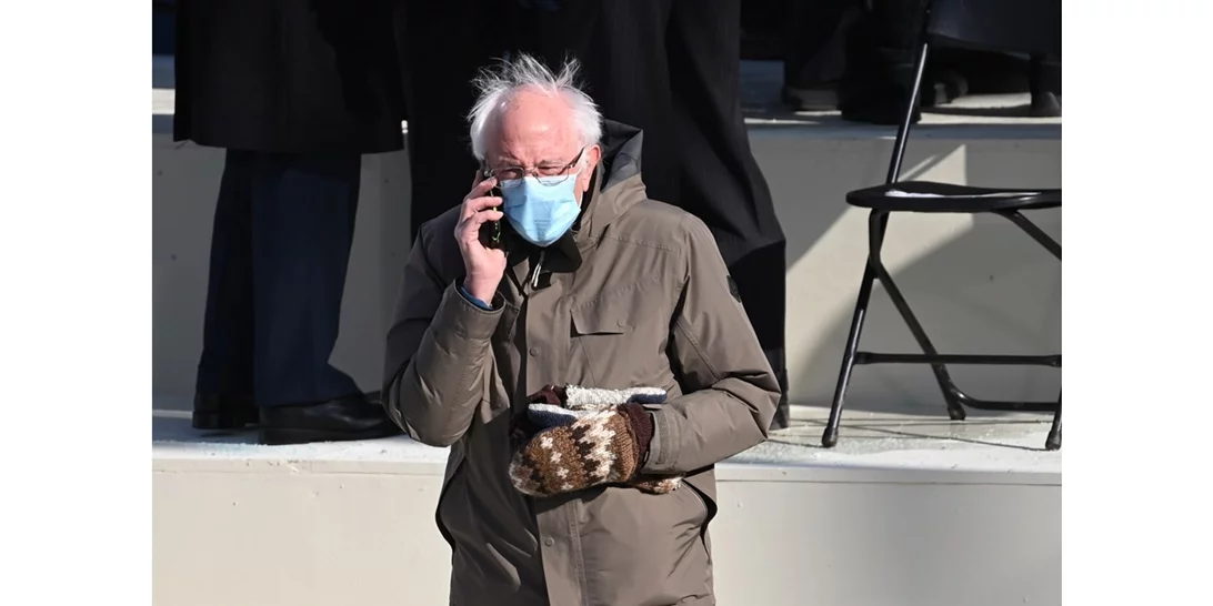 #BerniesMittens | Το Twitter λάτρεψε τα μάλλινα γάντια του Bernie Sanders