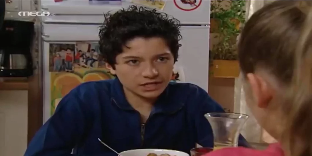 Άρης Τσάπης | Ο «Θανάσης» από το «Ευτυχισμένοι Μαζί» ποζάρει με τη σύντροφο και τον γιο του