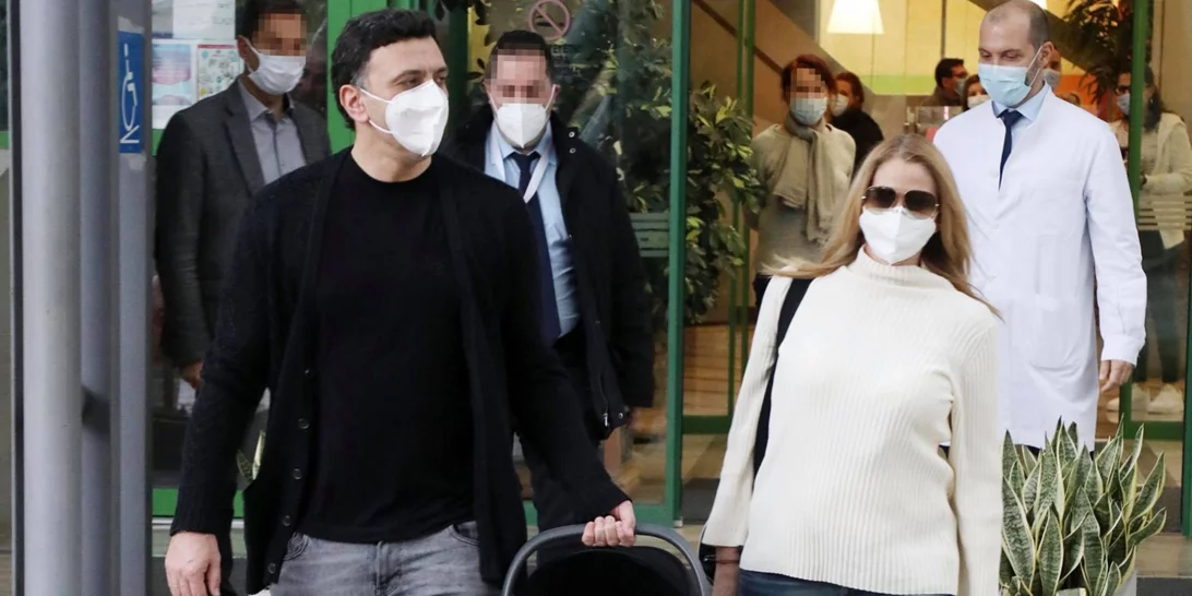 Τζένη Μπαλατσινού | Με casual look στην έξοδο από το μαιευτήριο με τον Βασίλη Κικίλια και τον νεογέννητο γιο τους
