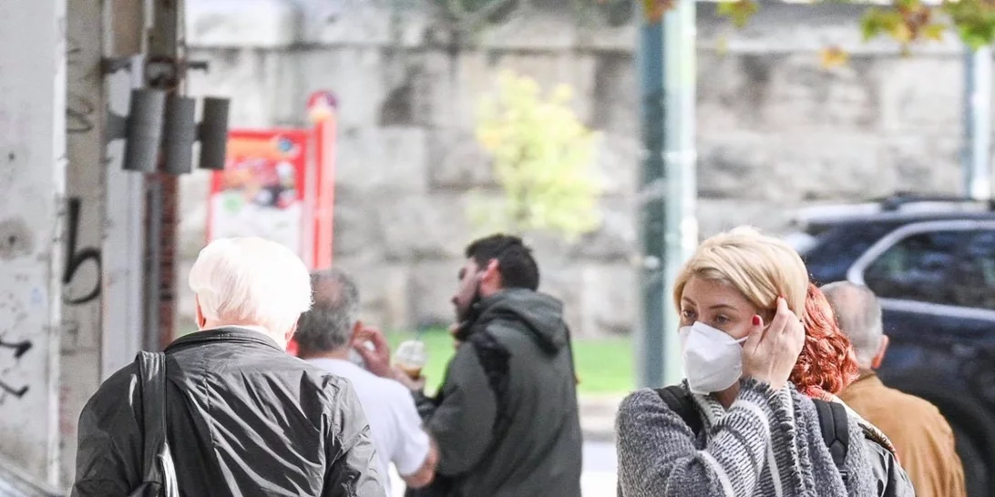 Σία Κοσιώνη | Με casual look για βόλτα με τον γιο της, Δήμο (pics)