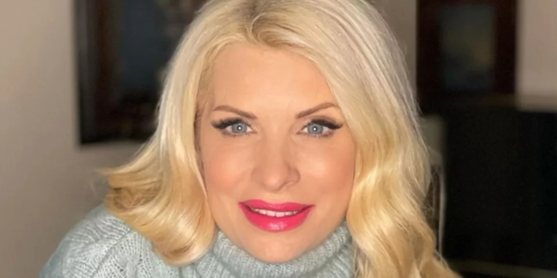 Η Ελένη Μενεγάκη στέλνει τις ευχές της για το 2021 και ποζάρει πιο εντυπωσιακή από ποτέ