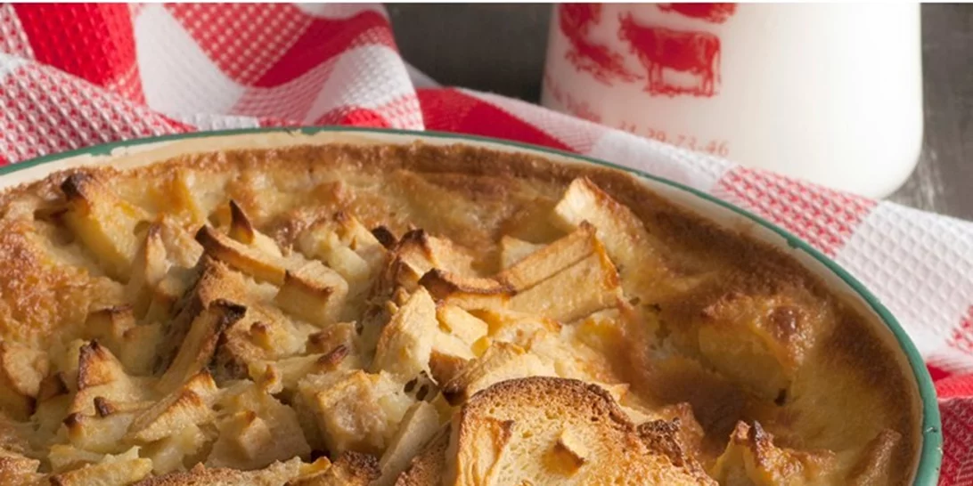 Πουτίγκα με μήλα και σταφίδες