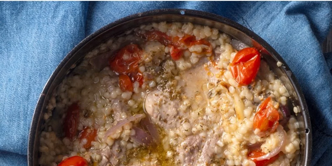 Κρασάτες χοιρινές μπριζόλες με ντοματίνια και τραχανά