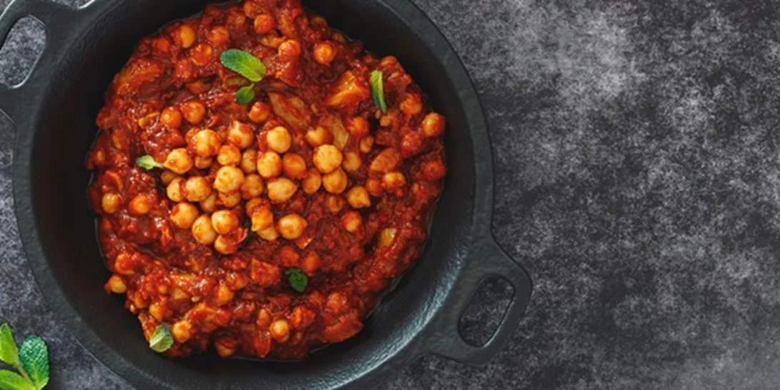 Μελιτζάνα, ρεβίθια και ντομάτα