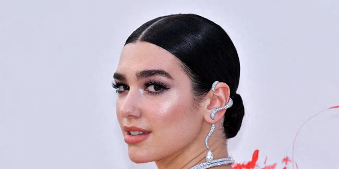 Η Dua Lipa φόρεσε το πιο stylish hair accessory της σεζόν