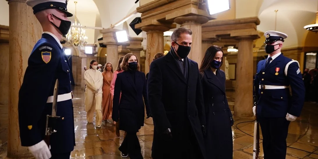 Maisy Biden | Η εγγονή του Joe Biden με sneakers στην ορκωμοσία