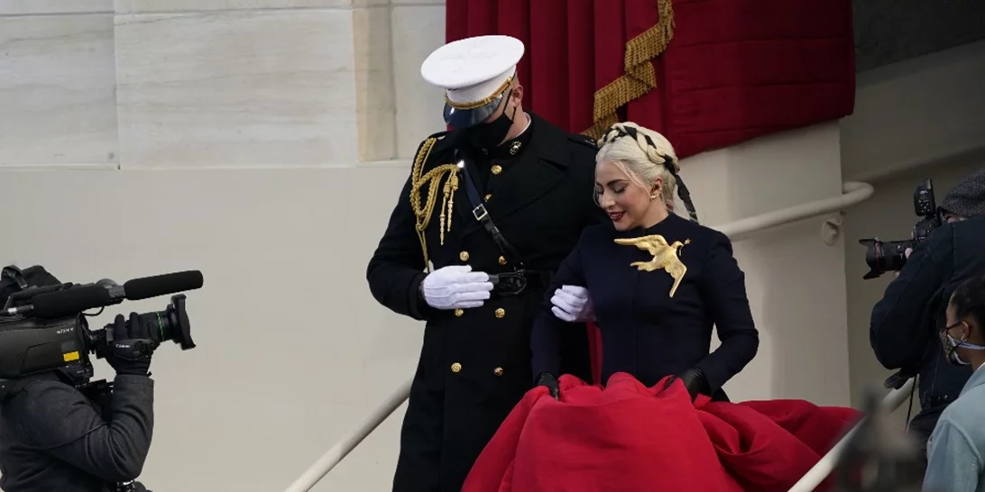 To stylish χτένισμα που επέλεξε η Lady Gaga για να τραγουδήσει στην ορκωμοσία του Joe Biden