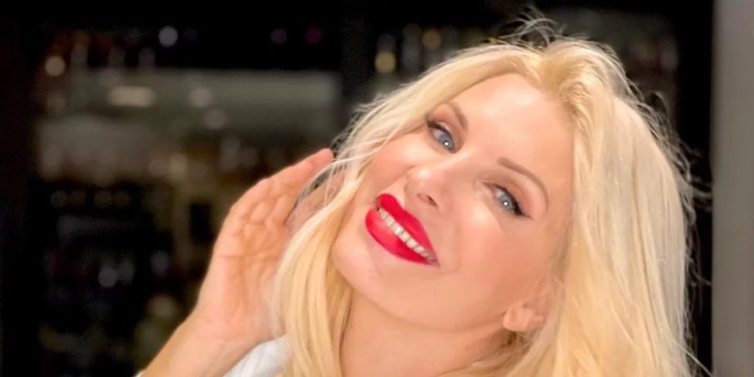 Ελένη Μενεγάκη | Η φωτογράφιση σε περιοδικό με σγουρά καστανά μαλλιά