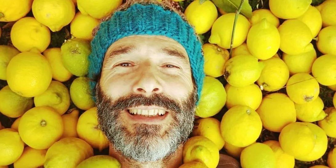 Θανάσης Ευθυμιάδης | Ποζάρει ημίγυμνος στο χιόνι φορώντας το μαγιό του