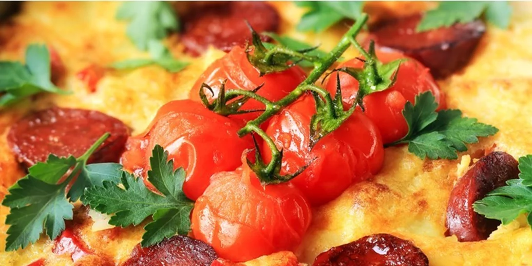 Ομελέτα με λουκάνικα και ντομάτα