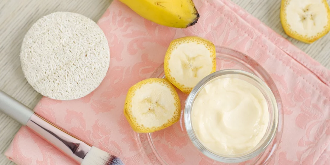 Ξηρή επιδερμίδα; Φτιάξε μία από αυτές τις εύκολες συνταγές για μάσκα προσώπου με μπανάνα