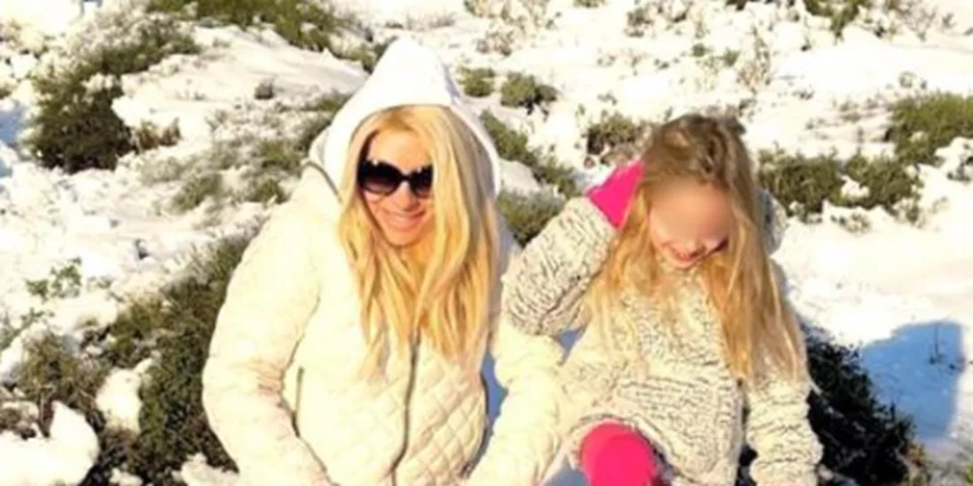 Ελένη Μενεγάκη | Παιχνίδια στα χιόνια με τη μικρή Μαρίνα (pic)