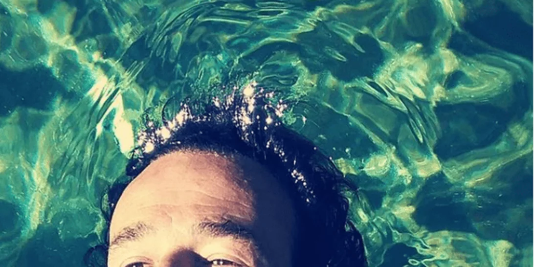 «Κάπως έτσι προσεύχομαι εγώ» | Ο Θανάσης Ευθυμιάδης φωτογραφίζεται μέσα στη θάλασσα