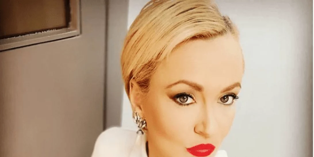 Τζωρτζέλα Κόσιαβα | Η συνεργάτιδα της Κατερίνας Καινούργιου έβαψε και έκοψε (ακόμη πιο) κοντά τα μαλλιά της