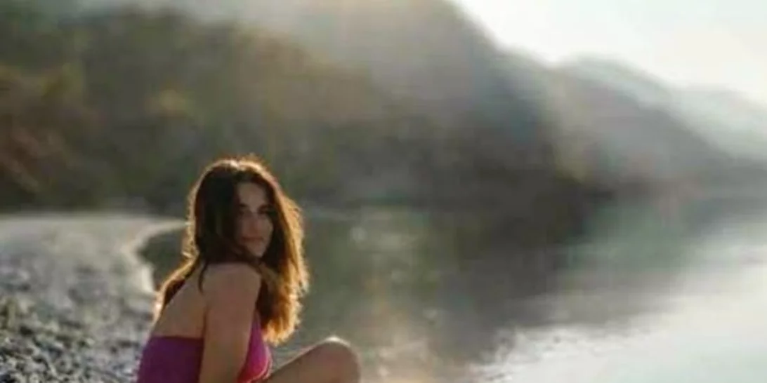 Πρωτοχρονιά στην παραλία | Η Μαρία Λεκάκη ποζάρει με μαγιό και εντυπωσιάζει με τις αναλογίες της