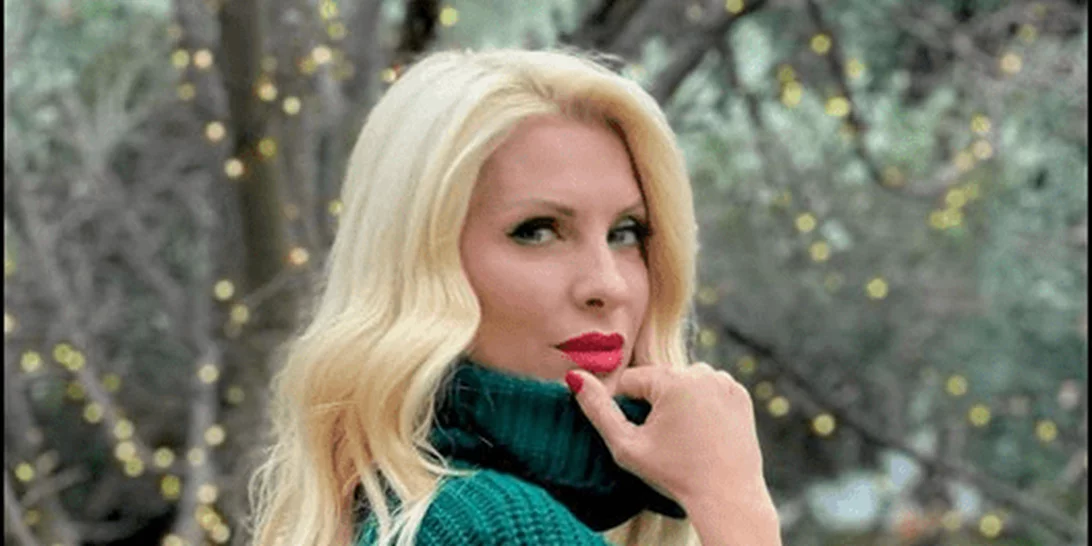 «Cozy ημέρες στο σπίτι» | Η Ελένη Μενεγάκη ποζάρει στην αυλή του σπιτιού της με casual outfit