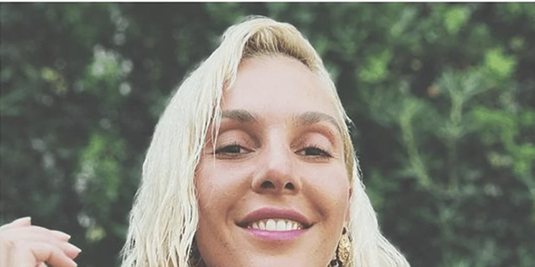 Τάμτα | Ποζάρει με αφέλειες και άλλο χρώμα μαλλιών