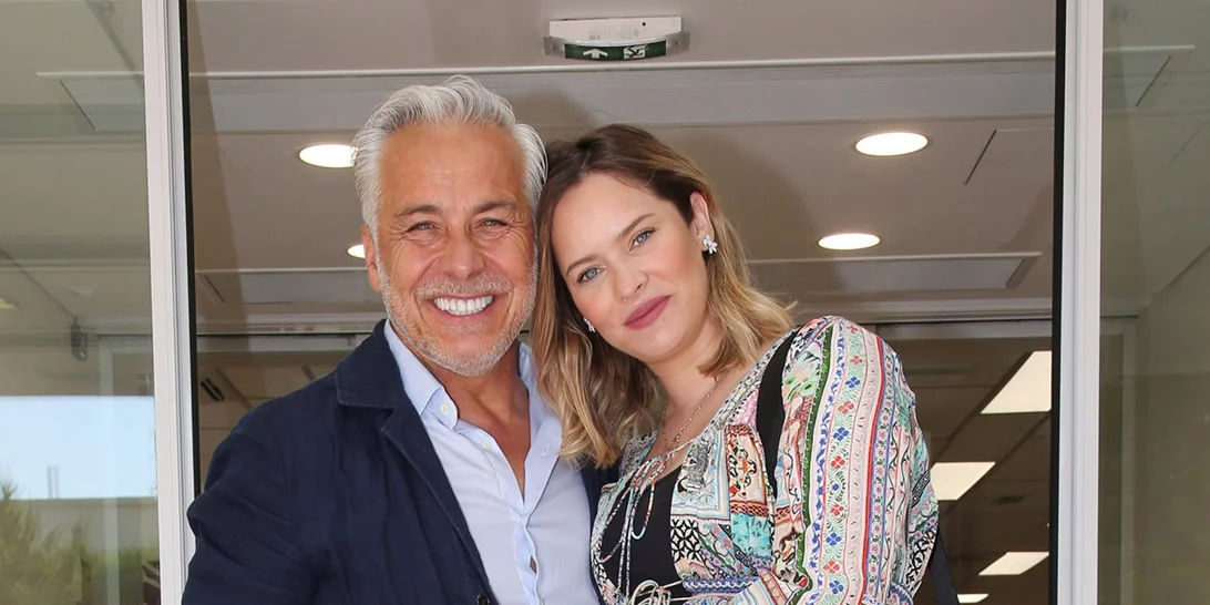 Anita Brand | Φωτογραφίζει τον Χάρη Χριστόπουλο να παίζει με τον γιο τους