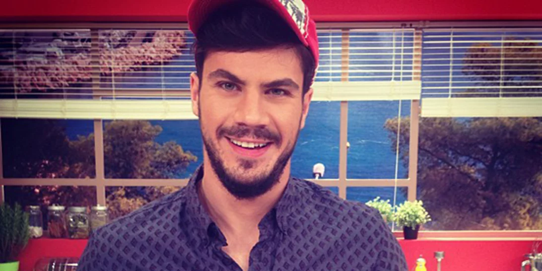 Άκης Πετρετζίκης | Κουρεύτηκε - Αυτό είναι το νέο του look